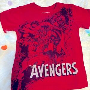 Boys Avengers size 5 Superheroes red short sleeve tee. graphic  design.